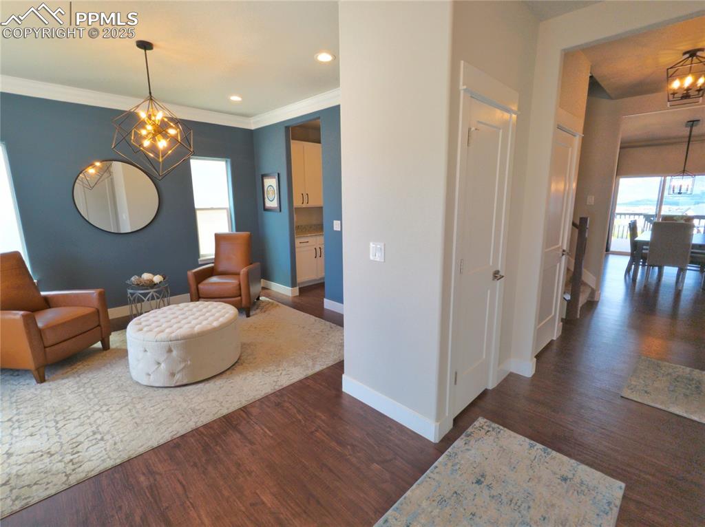 Image 5 of 40: Sitting Room