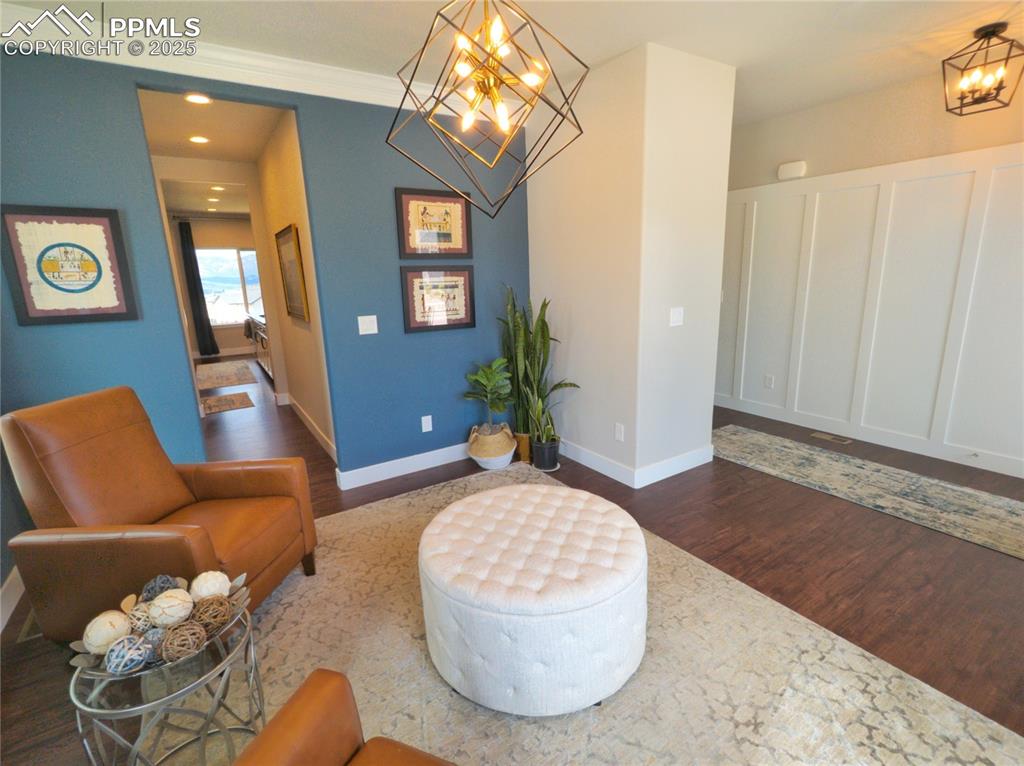 Image 7 of 40: Sitting Room