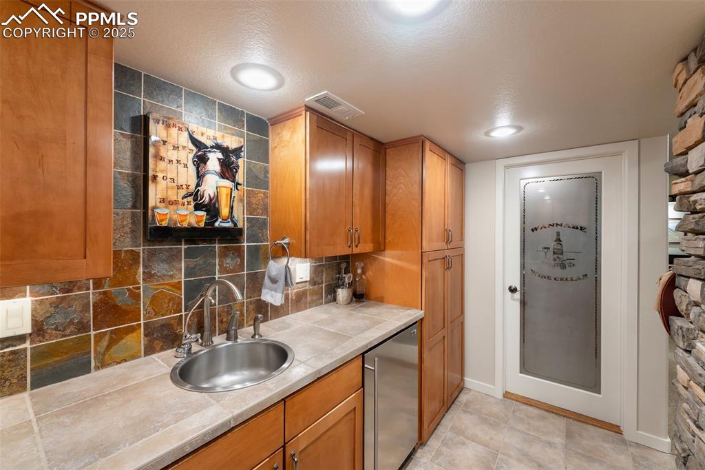 Image 10 of 50: Wet Bar