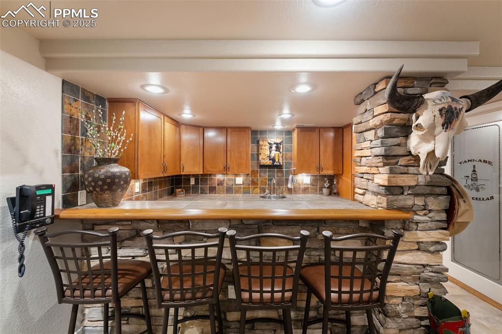 Image 21 of 50: Wet Bar
