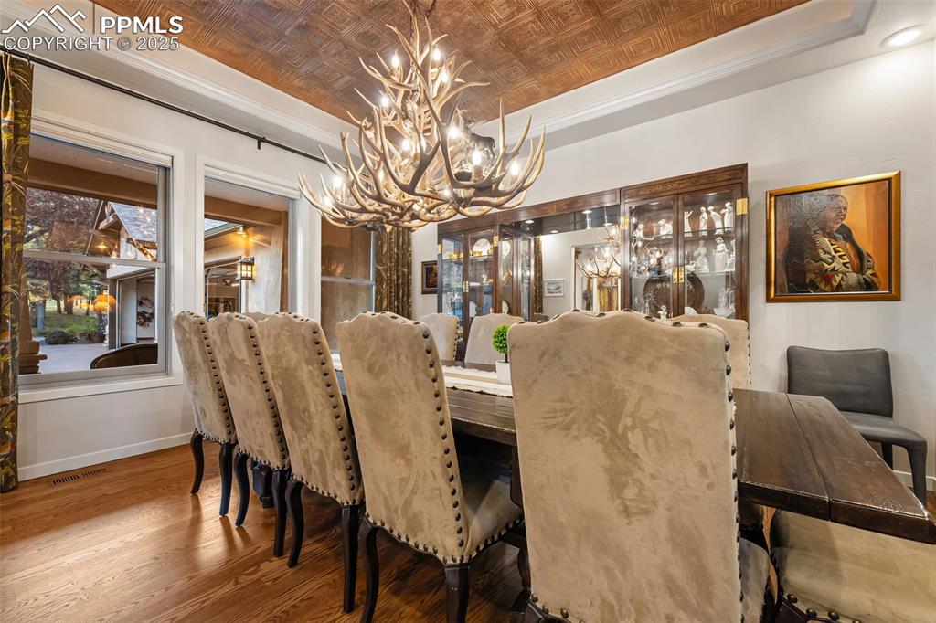 Image 5 of 50: Dining Room