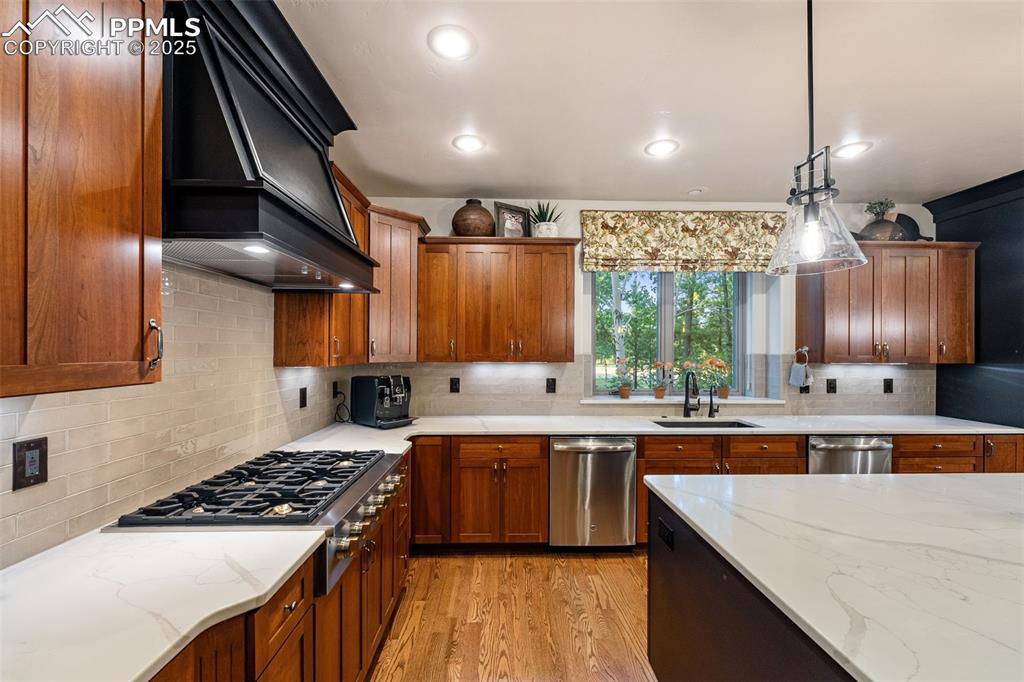 Image 7 of 50: Kitchen