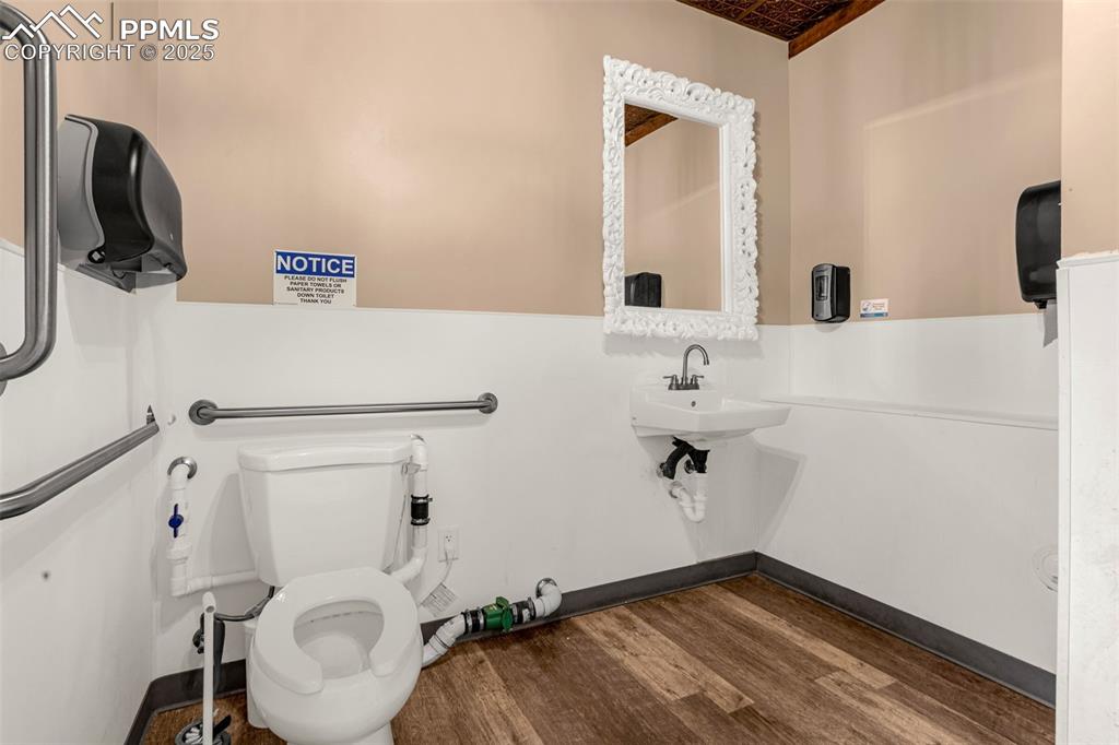 Image 10 of 27: Bathroom