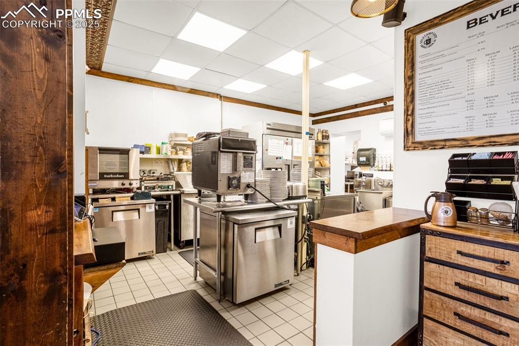 Image 11 of 27: Kitchen