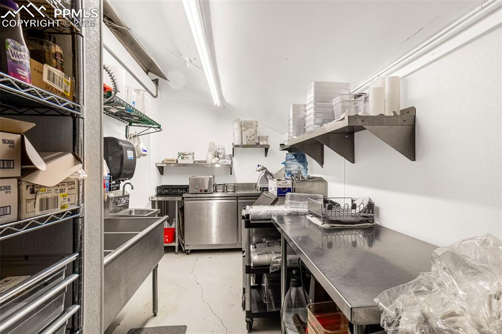 Image 16 of 27: Kitchen