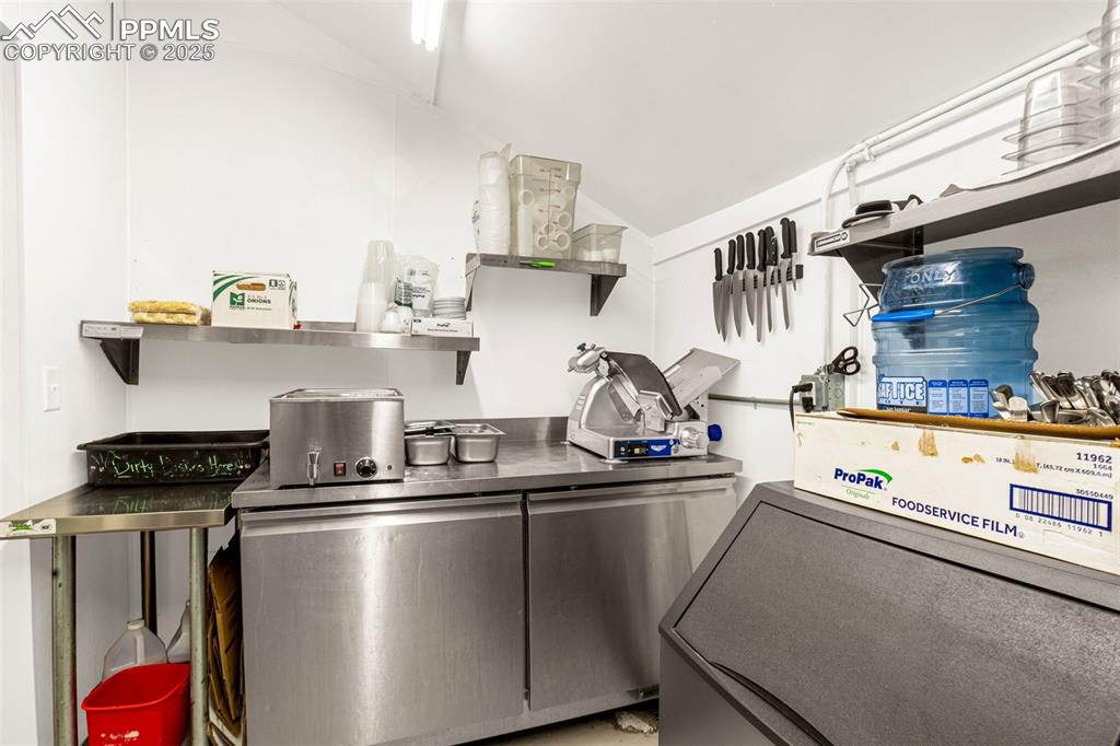 Image 18 of 27: Kitchen