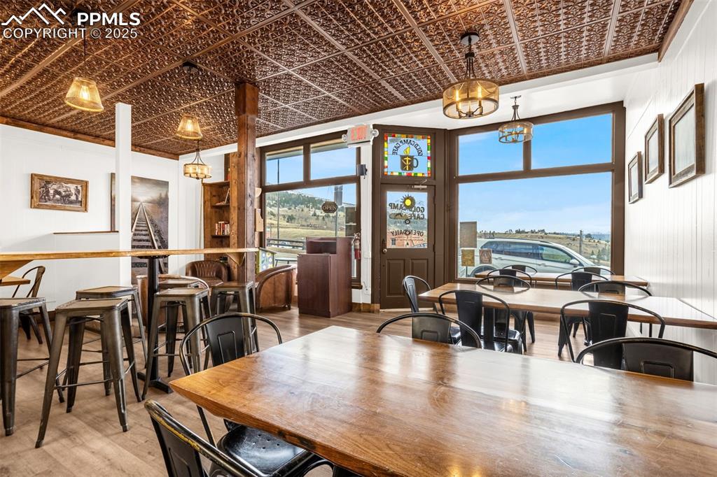 Image 8 of 27: Dining Area
