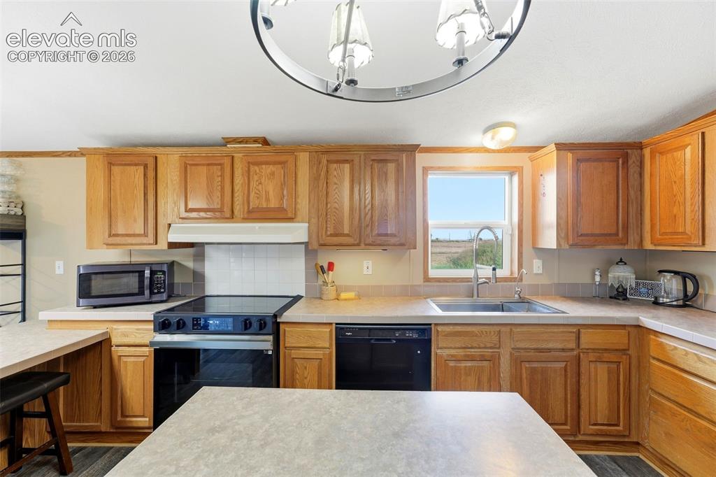 Image 10 of 36: Kitchen