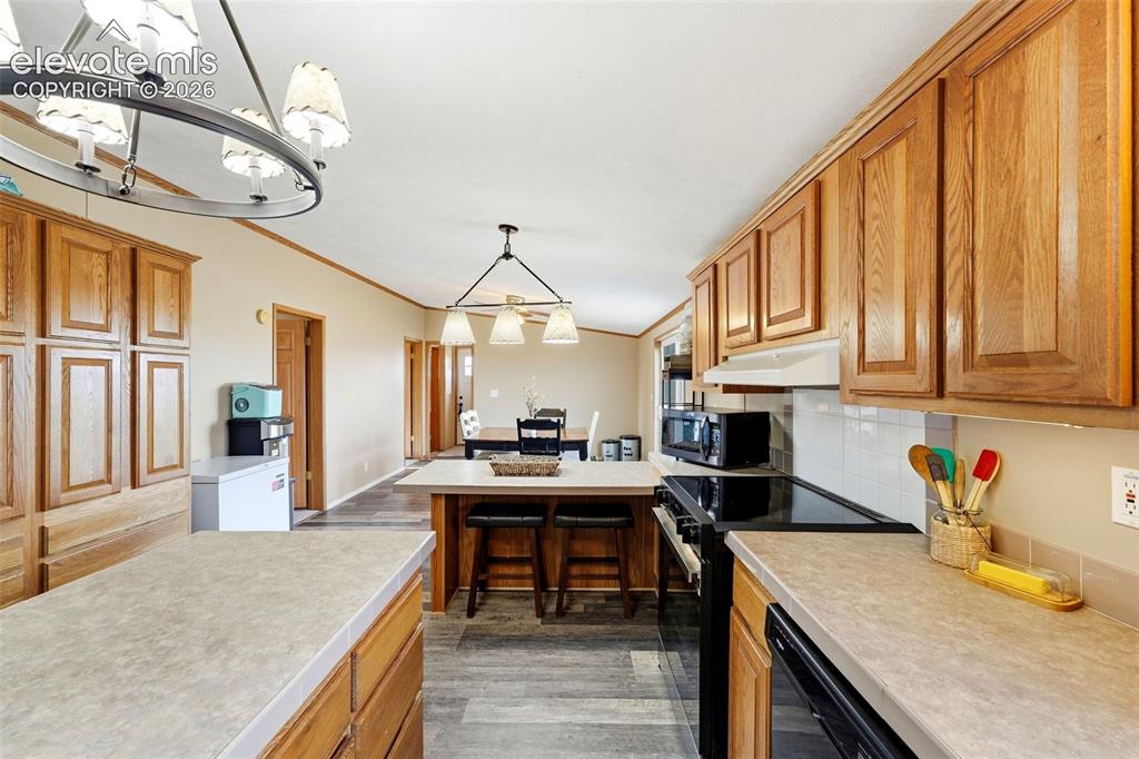 Image 11 of 36: Kitchen