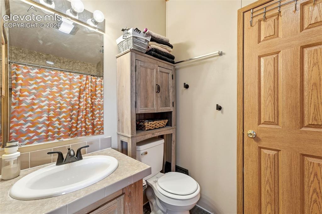 Image 16 of 36: Bathroom