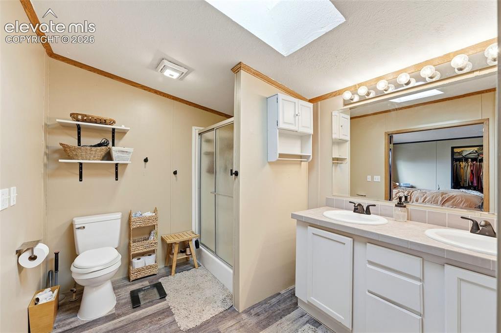 Image 24 of 36: Bathroom