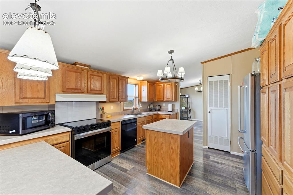 Image 7 of 36: Kitchen
