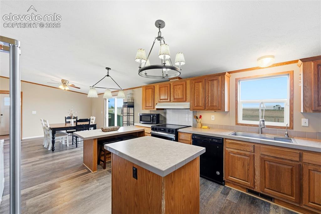 Image 9 of 36: Kitchen