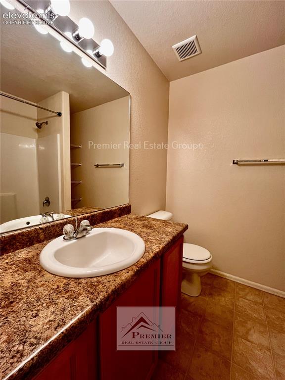 Image 14 of 16: Bathroom