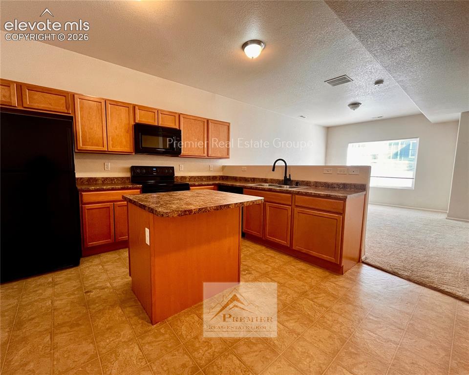 Image 5 of 16: Kitchen