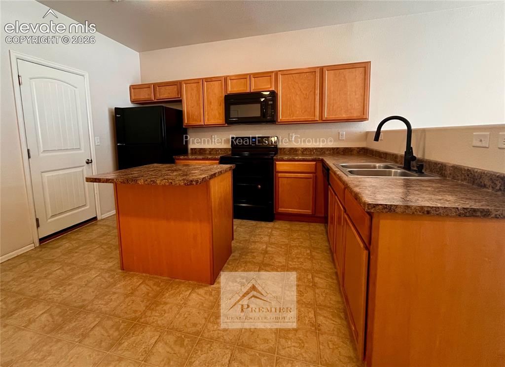 Image 6 of 16: Kitchen