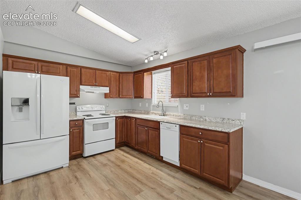 Image 10 of 28: Kitchen
