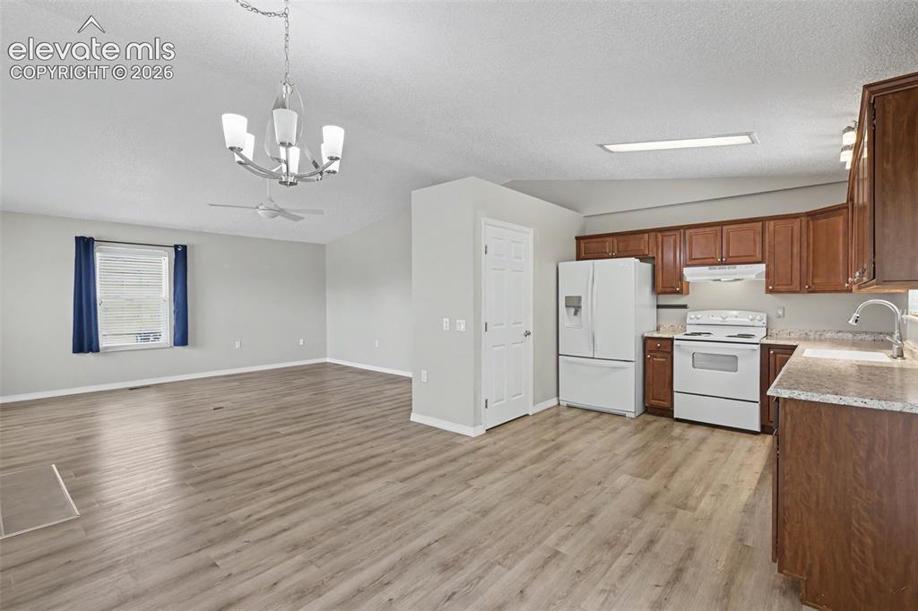 Image 11 of 28: Kitchen