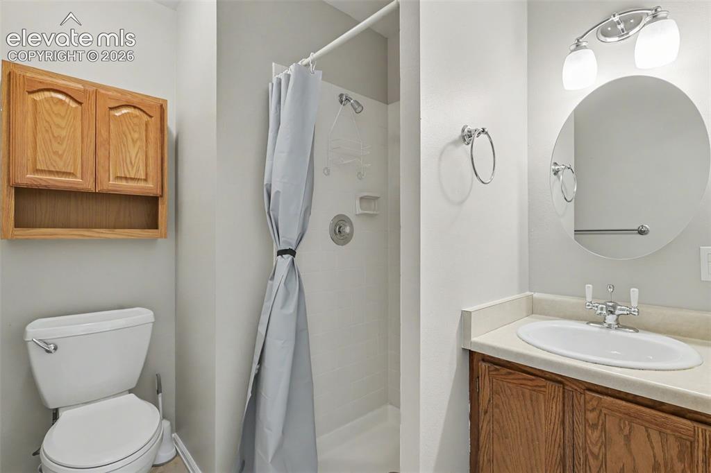 Image 18 of 28: Bathroom