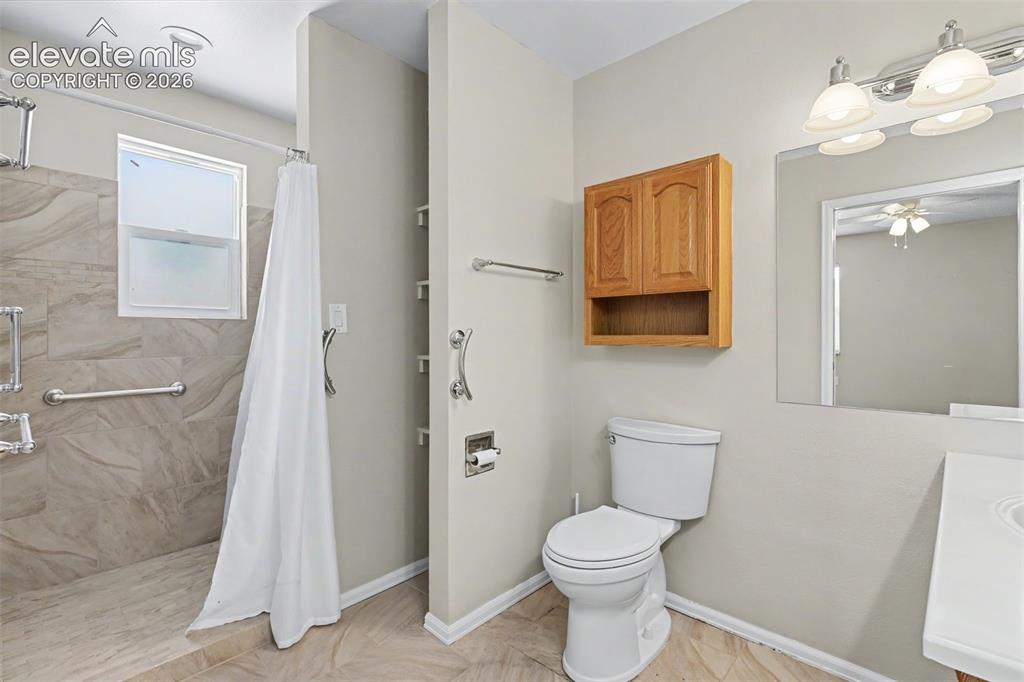 Image 24 of 28: Bathroom