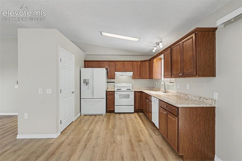 Image 9 of 28: Kitchen