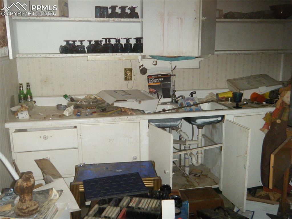 Image 13 of 22: Kitchen