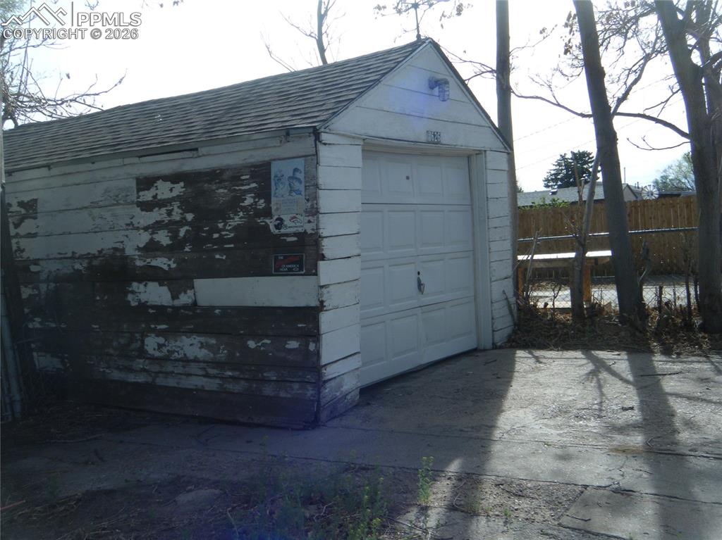 Image 19 of 22: Garage