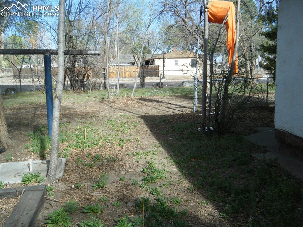 Image 21 of 22: Yard