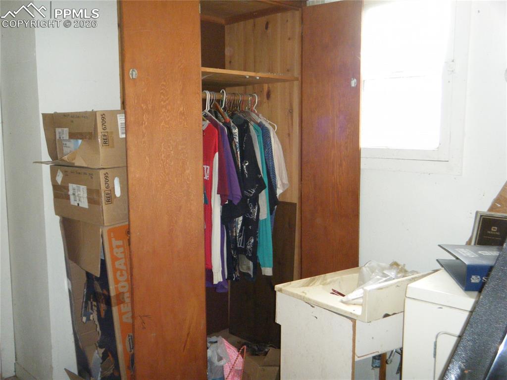 Image 7 of 22: Laundry