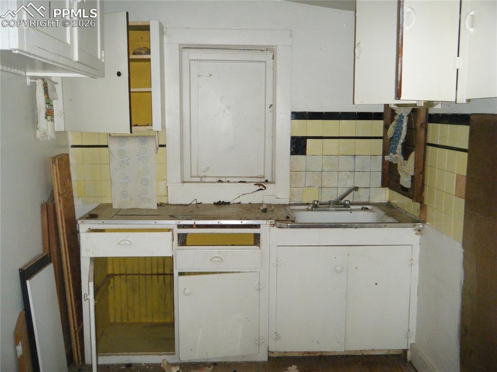 Image 9 of 22: Kitchen