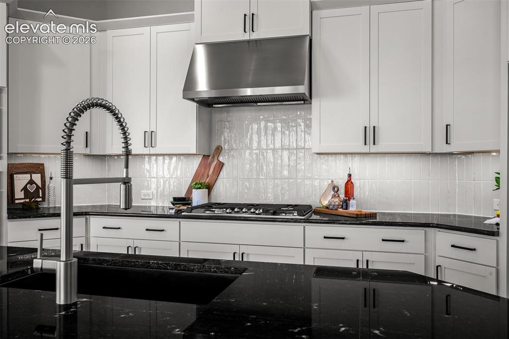 Image 7 of 41: Kitchen