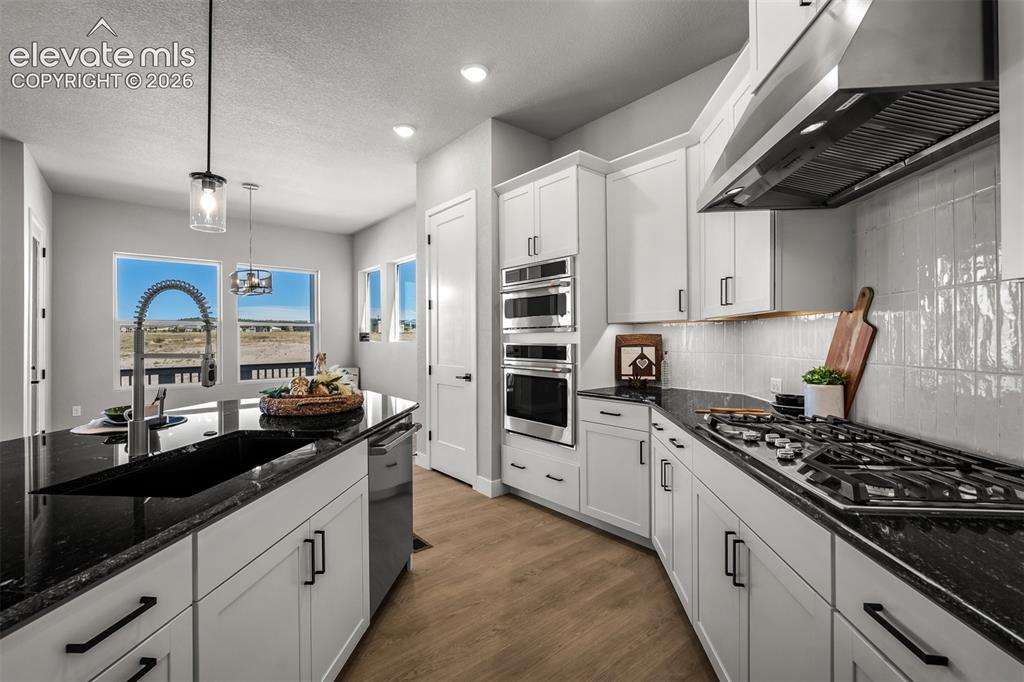 Image 9 of 41: Kitchen