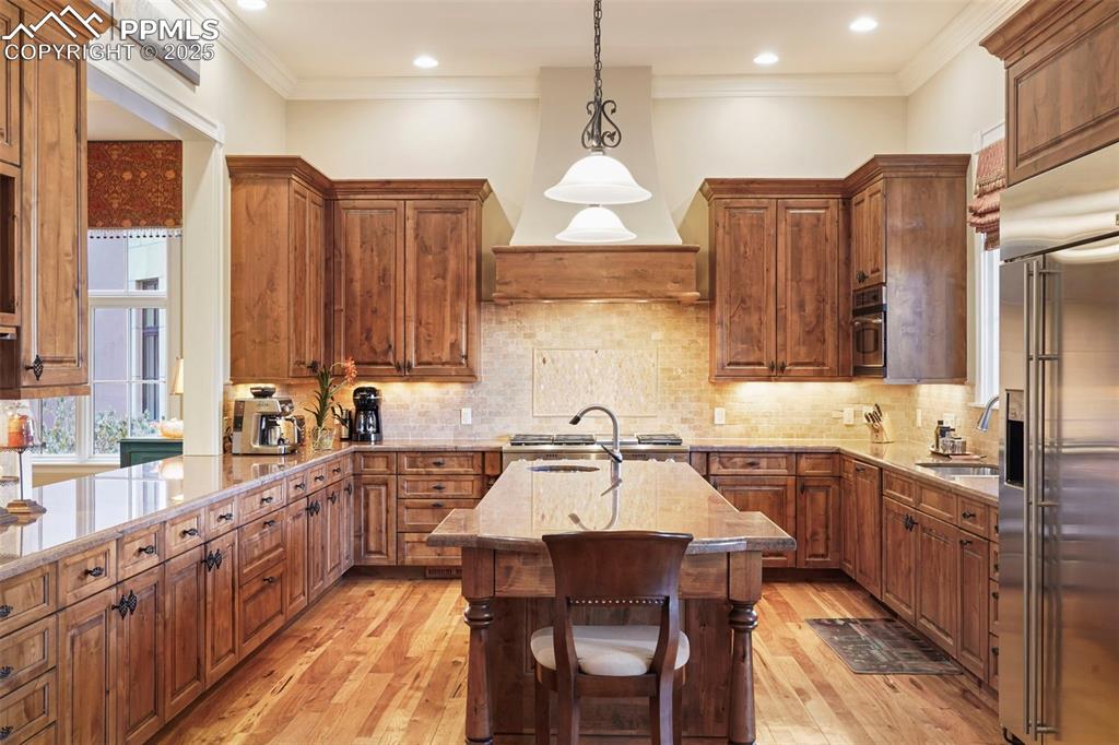 Image 10 of 31: Kitchen