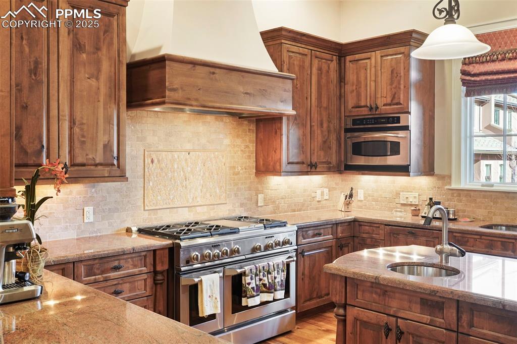 Image 11 of 31: Kitchen