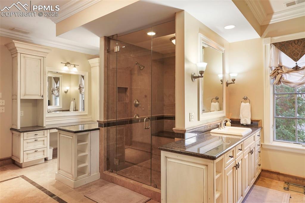 Image 17 of 31: Bathroom