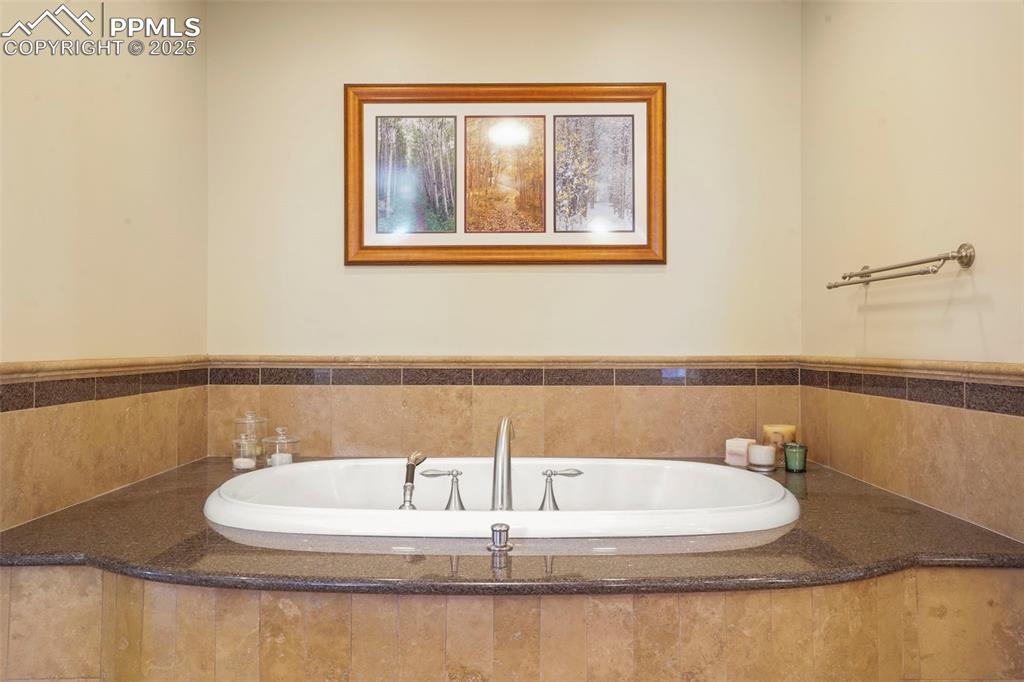 Image 18 of 31: Bathroom