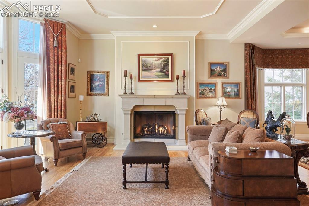 Image 6 of 31: Living Room