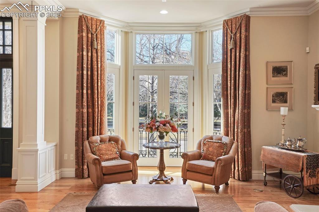 Image 7 of 31: Sitting Room