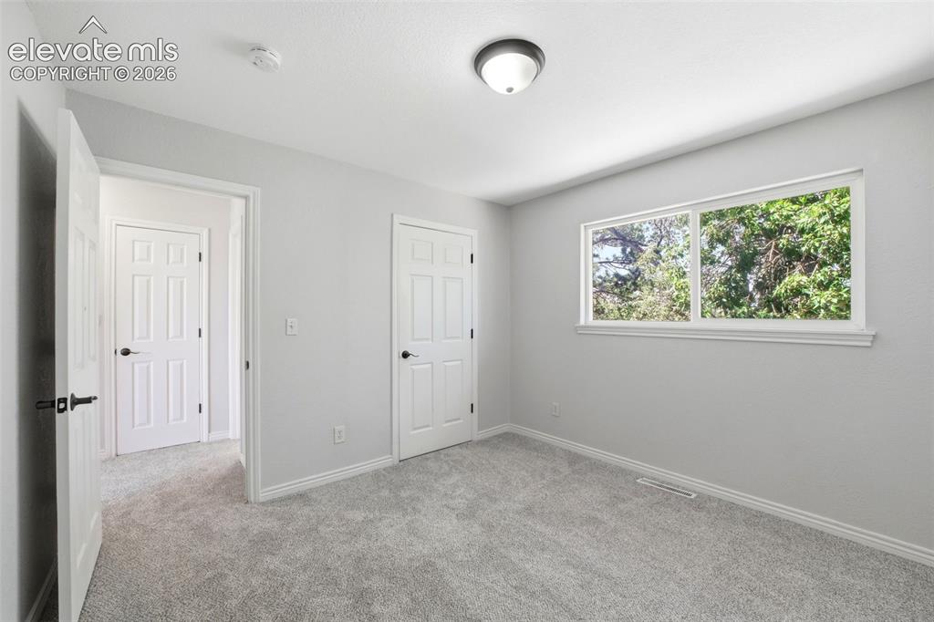 Image 14 of 32: Bedroom