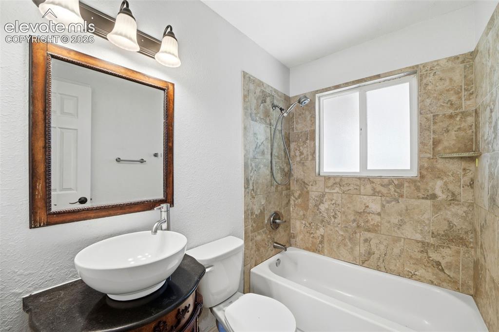 Image 15 of 32: Bathroom