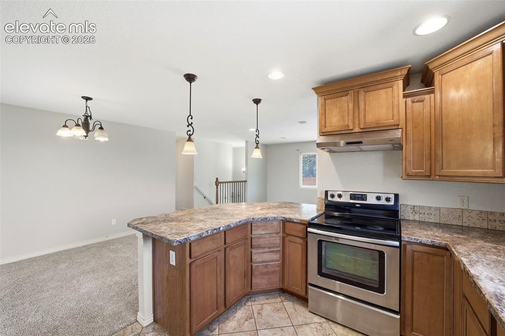 Image 4 of 32: Kitchen