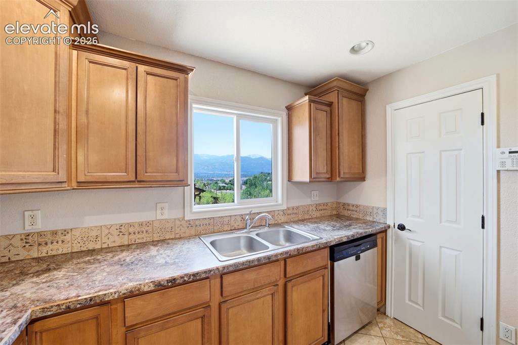 Image 5 of 32: Kitchen