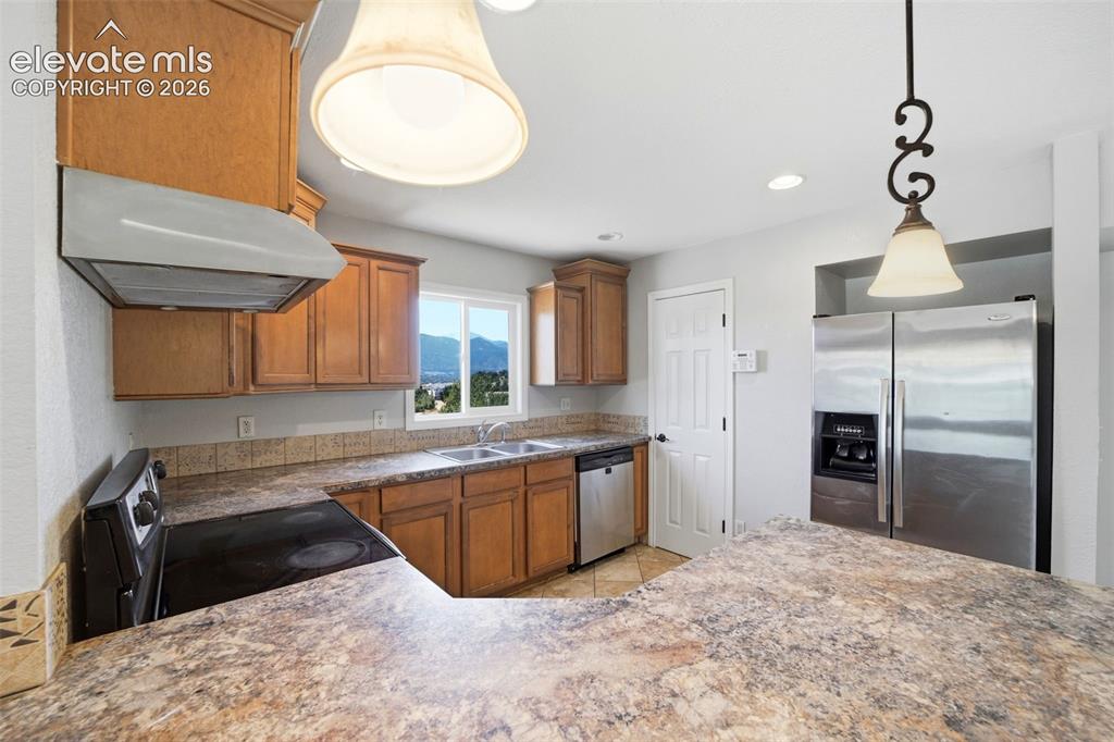 Image 6 of 32: Kitchen
