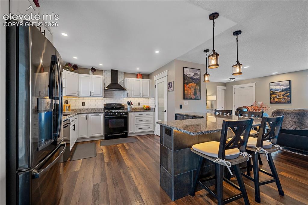 Image 10 of 46: Kitchen