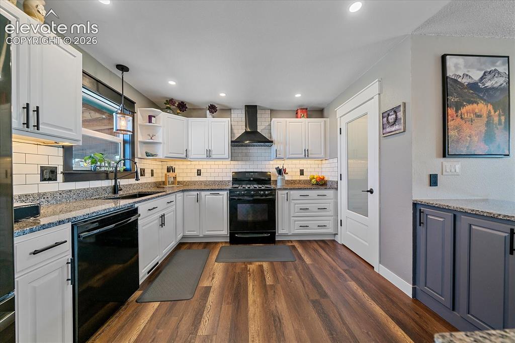 Image 11 of 46: Kitchen