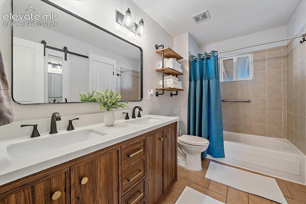 Image 15 of 46: Bathroom