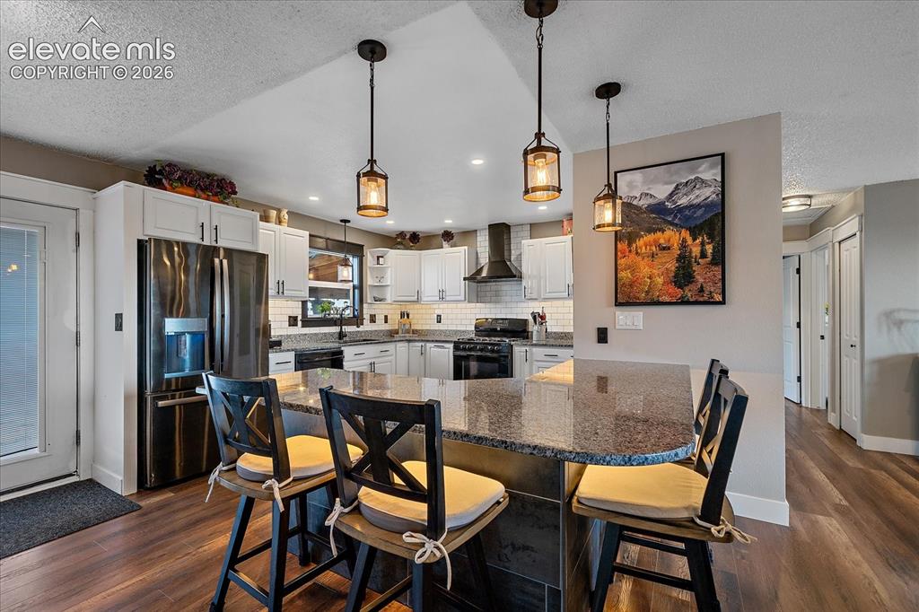 Image 9 of 46: Kitchen
