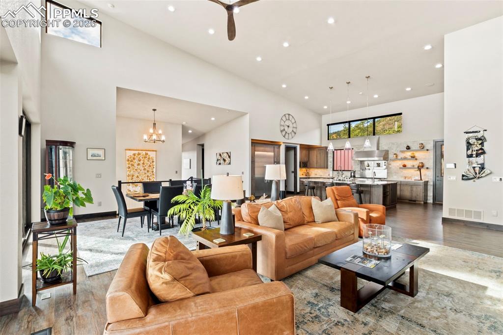 Image 11 of 50: Entry