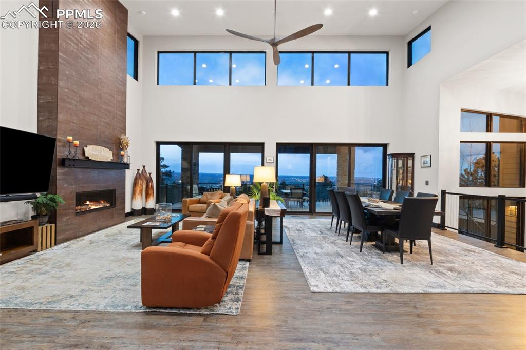 Image 12 of 50: Dining Area