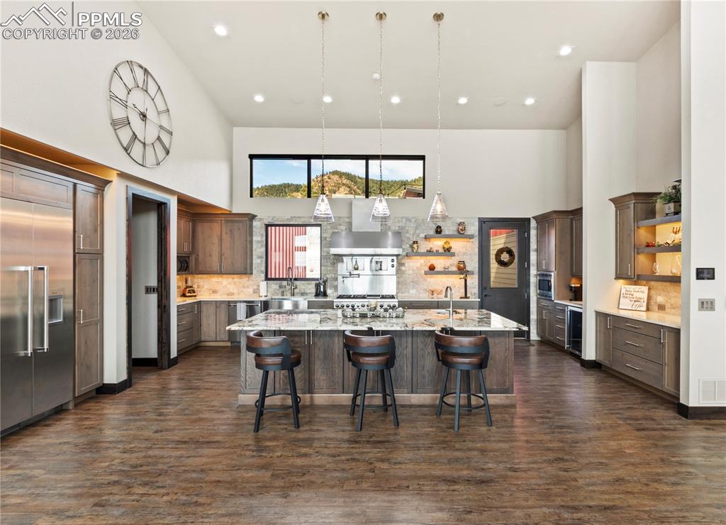 Image 14 of 50: Living Room